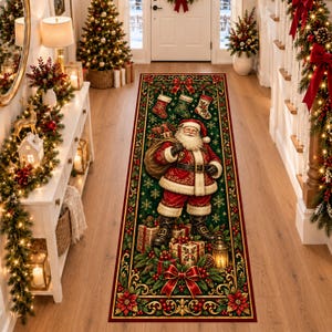 Op de afbeelding: Een rechthoekige loper met een centrale afbeelding van de Kerstman die een zak met cadeaus draagt, omringd door een donkergroene achtergrond met gouden sneeuwvlokken, rode kerststerren, ingepakte cadeaus en drie hangende kerstsokken.