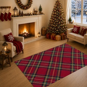Op de afbeelding: Een rechthoekig vloerkleed met een klassiek rood, groen en geel ruitpatroon. Het kleed ligt op een lichte houten vloer in een kamer die is versierd voor de feestdagen, met een open haard, een kerstboom en meubels in het zicht.