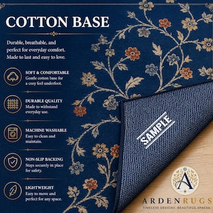 Op de afbeelding: Een donkerblauw vloerkleed met een bloemenpatroon in oranje, beige en lichtblauw. Het kleed bevat tekst waaronder COTTON BASE, SOFT & COMFORTABLE, DURABLE QUALITY, MACHINE WASHABLE, NON-SLIP BACKING, LIGHTWEIGHT, SAMPLE en ARDEN RUGS.