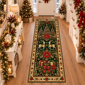 Op de afbeelding: Een rechthoekige loper met een donkergroene achtergrond en een feestelijk patroon van kerstbomen, twee gouden rendieren, rode kerststerren en ingepakte cadeaus, omlijst door een decoratieve rand met bloemmotieven.