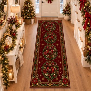 Op de afbeelding: Een rechthoekige loper met een dieprode achtergrond en een herhalend patroon van vier ronde kerstkransen. Elke krans is versierd met rode strikken, groene dennentakken, gouden ornamenten en kerststerren, geaccentueerd door gouden sterretjes.