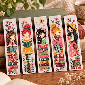 Puede incluir: Cinco marcapáginas rectangulares de punto de cruz con ilustraciones de personajes leyendo libros. Cada marcapáginas muestra una figura única con distintos colores de pelo, ropa y detalles florales, realizados en un estilo de bordado de píxeles detallado.