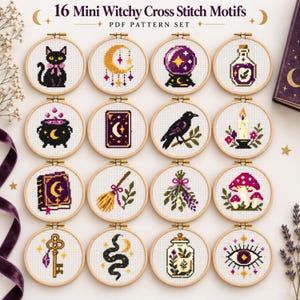 Può includere: Una collezione di 16 mini motivi a punto croce in telai da ricamo in legno, con disegni come un gatto nero, luna crescente, sfera di cristallo, pozione, calderone, carta dei tarocchi, corvo, candela, libro, scopa, erbe, fungo, chiave, serpente, barattolo e un occhio.