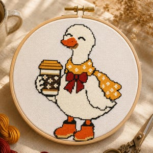 Gekke gans kruissteekpatroon PDF, vrolijke sjaalgans, gezellig koffieborduurpatroon, grappig gansontwerp, direct te downloaden