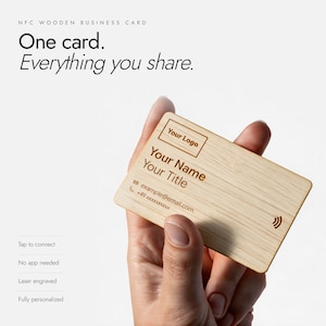 Könnte beinhalten: Eine rechteckige, helle NFC-Visitenkarte aus Holz mit lasergraviertem Text, darunter Your Logo, Your Name, Your Title, eine E-Mail-Adresse und eine Telefonnummer, sowie ein Symbol für eine drahtlose Verbindung in der unteren rechten Ecke.