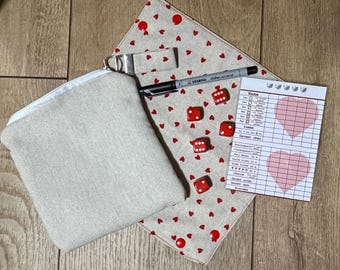 Würfelspielset mit faltbarer Würfelschale, personalisierbarer Tasche, Würfeln & einlaminiertem Spieleblock, Schlüsselanhänger, Herzenmuster