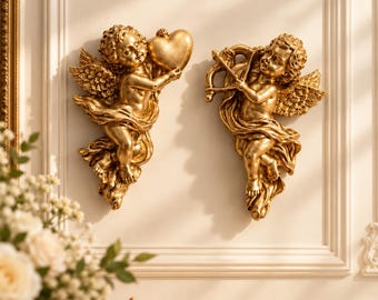 Väggdekoration i guld med keruber, väggkonst med vintagemotiv i amorin, fransk barock heminredning, romantisk sovrumsdekoration, antik gåva med guldängel