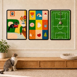 Könnte beinhalten: Drei rechteckige Wand-Kratzbretter mit schwarzem Rand. Das erste zeigt eine schwarze Katze, die auf einem grünen Sofa liest. Das zweite enthält ein Raster aus bunten Symbolen wie einem Regenbogen und Donut. Das dritte zeigt ein grünes Fußballfeld.