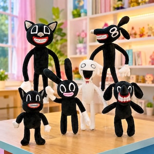 Pode incluir: Uma coleção de cinco peluches com personagens de estilo cartoon em preto e branco com sorrisos largos e dentuços. As figuras incluem criaturas pretas, um coelho preto de orelhas compridas, uma figura humanoide branca e um peluche canino.