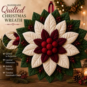 Könnte beinhalten: Ein handgefertigter, gesteppter Weihnachtskranz mit geschichteten Stoffblütenblättern in Creme, Dunkelrot und Tannengrün. Die Mitte ist mit einem Bündel roter Beeren verziert. Der Text lautet: HANDMADE Quilted CHRISTMAS WREATH, Quilted to Perfection, Layered Dimension, Holiday Elegance, Timeless Handmade Charm.