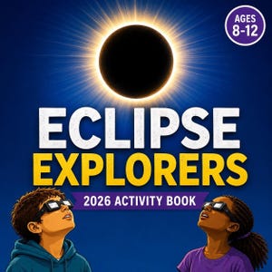 Könnte beinhalten: Ein Aktivitätsbuch mit dem Titel Eclipse Explorers 2026 Activity Book und einer Illustration einer Sonnenfinsternis. Zwei Personen mit schwarzen Finsternisbrillen blicken zur Sonne. Ein lila Abzeichen zeigt Ages 8-12 auf blauem Grund.