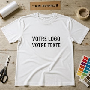 Pode incluir: Uma t-shirt branca de manga curta com o texto preto impresso VOTRE LOGO VOTRE TEXTE centrado no peito. A t-shirt é apresentada ao lado de um rolo de película, um rolo de fita adesiva, uma tesoura e uma paleta de amostras de cores.