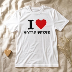 Peut inclure: Un t-shirt blanc à manches courtes avec la lettre I en noir, un symbole de cœur rouge et le texte VOTRE TEXTE imprimé en noir dans une police sans empattement grasse sur la poitrine. Le vêtement possède un col rond et un ourlet droit.