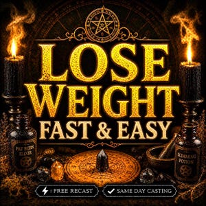 以下が含まれることがあります： 金色の文字で「LOSE WEIGHT FAST & EASY」と書かれ、上に五芒星のシンボルがある暗いグラフィック。炎を灯した2本の黒いキャンドルが文字の両脇に配置されている。下部には「FAT BURN ELIXIR」と「SLIMMING POTION」とラベルされた2本のガラス瓶、儀式用の円盤、そしてクリスタルが置かれている。