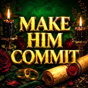 Op de afbeelding: De tekst MAKE HIM COMMIT in vetgedrukte gouden letters staat boven twee gouden ringen, een opgerolde perkamentrol met een rood hartvormig waszegel en twee zwarte kaarsen in sierlijke gouden houders, omringd door dieprode rozen op groene stof.