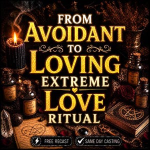 Könnte beinhalten: Eine dunkle, atmosphärische Grafik mit dem goldenen Text FROM AVOIDANT TO LOVING EXTREME LOVE RITUAL. Das Bild enthält eine brennende schwarze Kerze, mehrere kleine Glasflaschen mit Etiketten, einen Kristall, ein Buch mit Pentagramm und einen Schlüssel.