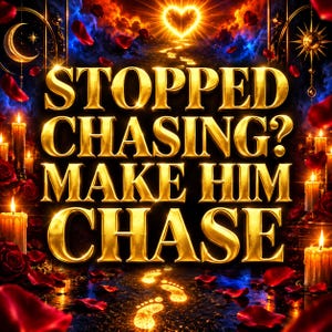 Può includere: Un grafico digitale con il testo dorato STOPPED CHASING? MAKE HIM CHASE su uno sfondo scuro con candele accese, petali di rosa rossi, una luna crescente, un simbolo del sole e un cuore luminoso in alto con impronte di piedi brillanti.