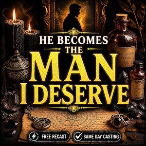 Op de afbeelding: Een donkere, sfeervolle afbeelding met de tekst HE BECOMES THE MAN I DESERVE in dikke gele letters. De scène bevat twee zwarte kaarsen, twee glazen flesjes met de labels Attraction Elixir en Love Magnet Oil, een hanger en een ring op perkament.