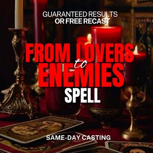 Könnte beinhalten: Eine Ansammlung roter Kerzen in verzierten goldfarbenen Metallhaltern, arrangiert auf einer dunklen Oberfläche mit Tarotkarten. Der Text lautet: GUARANTEED RESULTS OR FREE RECAST, FROM LOVERS TO ENEMIES SPELL, SAME-DAY CASTING.