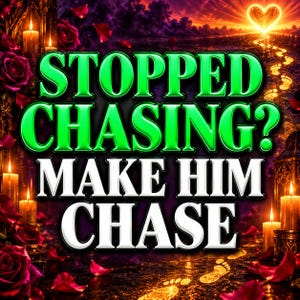 Op de afbeelding: Een digitale afbeelding met de tekst STOPPED CHASING? MAKE HIM CHASE in dikgedrukte groene en witte letters. De achtergrond toont donkerrode rozen, brandende kaarsen en een pad van gouden voetafdrukken dat naar een helder hart leidt.