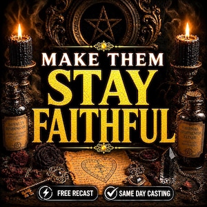 Puede incluir: Una composición mística oscura con dos velas negras en candelabros ornamentados, dos frascos de vidrio etiquetados como Loyalty Binding Oil y Eternal Faithfulness Elixir, una llave antigua, un cristal y pergamino con un pentagrama.