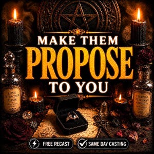 Pode incluir: Uma caixa de anel preta contendo um anel de pedra escura, ladeada por dois frascos de vidro com os rótulos Love Attraction Elixir e Eternal Devotion Formula, velas pretas acesas, um emblema de pentagrama e o texto Make Them Propose To You.