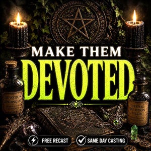 Può includere: Due candele nere in supporti decorati fiancheggiano il testo centrale MAKE THEM DEVOTED. Sotto, un libro scuro con un pentagramma, due flaconi di vetro etichettati Devotion Binding Oil ed Eternal Devotion Elixir, un cristallo verde e un ciondolo.