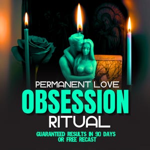 Op de afbeelding: Een talingkleurige kaarsensculptuur van twee omhelzende figuren, geflankeerd door twee brandende witte dinerkaarsen en een donkere roos. De tekst luidt: PERMANENT LOVE OBSESSION RITUAL GUARANTEED RESULTS IN 90 DAYS OR FREE RECAST. Een tarotkaart is zichtbaar op de achtergrond.