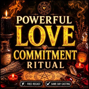 Può includere: Un grafico scuro e mistico con il testo dorato POWERFUL LOVE COMMITMENT RITUAL. L'immagine include candele nere, flaconi di vetro etichettati LOVE ATTRACTION ELIXIR e DEVOTION OIL, un simbolo pentagramma, un cristallo ed erbe essiccate.