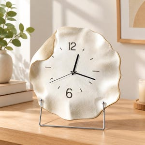 Wabi Sabi texturerad bordsklocka med vågiga kanter, minimalistisk lantlig inredning (30 cm)