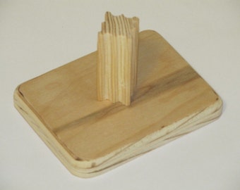 Soporte de madera para carretes: sujeta carretes de malla de nailon para tejer estropajos a crochet.