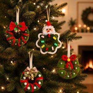 Puede incluir: Cuatro adornos navideños en forma de corona colgados en un árbol. Uno tiene un lazo rojo y campanas doradas, otro una figura de Papá Noel con detalles coloridos, uno un lazo beige con campanas doradas y el último un lazo rojo con cuentas blancas perladas.