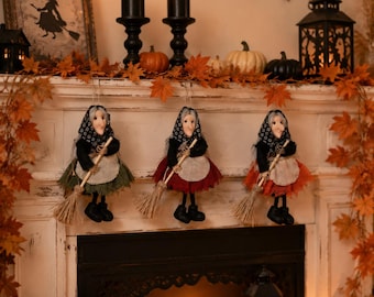 Gepersonaliseerd heksenornament voor in de keuken, handgemaakte folkloristische Halloween-decoratie, op maat gemaakte geluksheksenpop, vintage gotische bezemsteelhanger