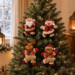 Könnte beinhalten: Vier weihnachtliche Baumschmuck-Figuren aus Plüsch, bestehend aus einem Weihnachtsmann, einem Schneemann, einem Rentier und einem Teddybären. Jede Figur trägt einen rot-grün karierten Schal, rote Fäustlinge und einen flauschigen beigen Besatz.