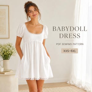 Puede incluir: Un vestido babydoll blanco con mangas cortas abullonadas, escote redondo y ribete de encaje en el cuello y el dobladillo. El vestido presenta una cintura fruncida y bolsillos laterales. El texto dice: BABYDOLL DRESS, PDF SEWING PATTERN, XXS-6XL.