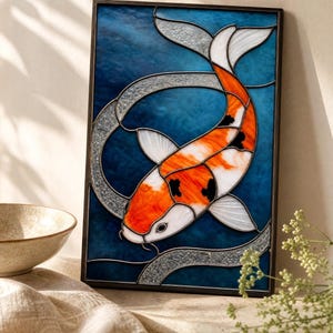 Peut inclure: Un panneau rectangulaire en vitrail représentant un poisson koï aux motifs orange, blancs et noirs nageant dans une eau bleu profond. Le design inclut des accents en verre argenté texturé et est encadré par un fin cadre en métal sombre.