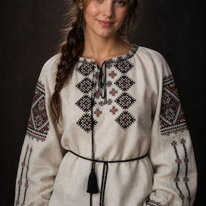 Damblus med broderi i traditionell linne, vyshyvanka-folkstil, medeltida renässans-boho-topp