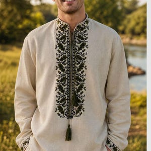 Herrskjorta i vit linne med broderi, röd slavisk folkmusik, traditionell ukrainsk Vyshyvanka, etnisk bohemisk långärmad skjorta med eklöv