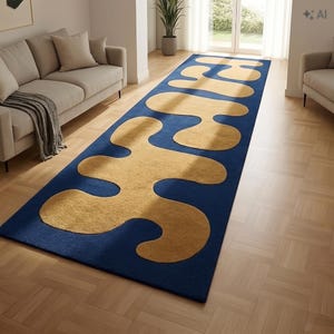 Peut inclure: Un long tapis rectangulaire présentant un fond bleu profond avec une grande forme organique jaune moutarde, continue et abstraite, qui s'étend sur toute la surface. Le tapis possède un poil texturé et est posé sur un parquet en bois clair.