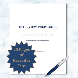 Puede incluir: Un documento blanco titulado INTERVIEW PREP GUIDE con el subtítulo What Recruiters Actually Look For, and How to Give It to Them. Una insignia azul oscuro en forma de estrella dice 20 Pages of Recruiter Tips, junto a un bolígrafo azul y plata.