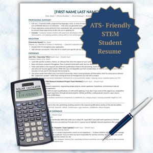 Könnte beinhalten: Eine gedruckte Lebenslaufvorlage mit dem Text ATS-Friendly STEM Student Resume auf einem blauen Stern, begleitet von einem schwarzen Solartaschenrechner mit der Zahl 3.141592654 und einem silber-blauen Kugelschreiber auf weißem Papier.