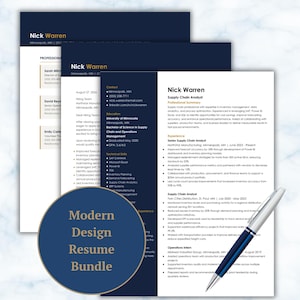 Op de afbeelding: Een stapel van drie professionele cv-sjablonen met donkerblauwe koppen en witte achtergronden, met de naam Nick Warren en details als supply chain analist. Een blauwe en zilveren balpen ligt op de documenten, met een ronde badge met de tekst Modern Design Resume Bundle.