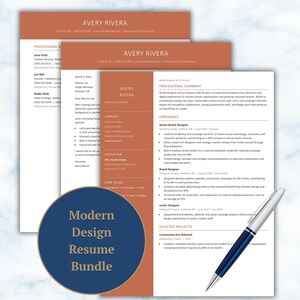 Op de afbeelding: Een cv-sjabloonbundel met een roestkleurige koptekst met de naam Avery Rivera, professionele samenvatting, ervaring en contactgegevens. Een donkerblauwe cirkelvormige overlay toont de tekst Modern Design Resume Bundle, en een zilveren en blauwe pen ligt op het document.