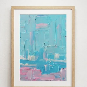 Könnte beinhalten: Ein abstraktes Gemälde auf Leinwand mit dicken, strukturierten Pinselstrichen in Hellblau, Türkis und zartem Rosa. Das Kunstwerk ist in einem hellen Holzrahmen gefasst und enthält ein kleines Schild mit der Aufschrift: abstract Art, Acrylic on canvas, Art by Adeline.