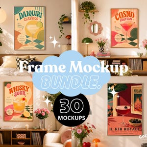 Może przedstawiać: Cyfrowy pakiet makiet ramek zawierający 30 prezentacji sztuki ściennej. Kolekcja obejmuje plakaty z koktajlami, takimi jak Daiquiri Classico, Cosmopolitan, Whisky Sour i Il Kir Royale, prezentowane w różnych przytulnych i dobrze oświetlonych wnętrzach.