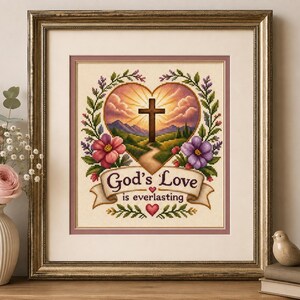 Könnte beinhalten: Ein gerahmtes Kreuzstichbild mit einem zentralen Herz, das ein braunes Kreuz, einen Sonnenaufgang und eine Landschaft zeigt. Unter dem Herz befindet sich ein Banner mit dem Text God's Love is everlasting, verziert mit kleinen roten Herzen.