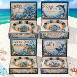 Könnte beinhalten: Vier Armband-Sets in Boxen mit Ozean-Motiven: Ocean Octopus, Ocean Dolphin, Ocean Turtle und Ocean Whale. Jedes Set enthält ein Perlenarmband mit einer zentralen Schmuckperle und einem kleinen Anhänger in einer thematisch gestalteten Box.