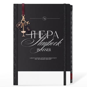 Pode incluir: Uma agenda em preto e branco intitulada THE PA Playbook PLANNER com o subtítulo LUXURY PLANNING, EFFORTLESS PRODUCTIVITY FOR THE MODERN ASSISTANT. Possui uma alça bordô com pingentes dourados, incluindo um passaporte, avião e etiqueta VIP.