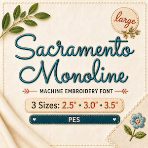 Op de afbeelding: Een machineborduurlettertype genaamd Sacramento Monoline in donkergroenblauw garen. De tekst bevat 3 Sizes: 2.5", 3.0", 3.5" en het PES-formaat. Het bevat een ronde badge, groene bladeren en een klein blauw bloemmotief.