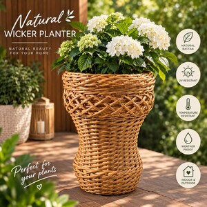 Puede incluir: Una maceta de mimbre natural con forma de reloj de arena trenzado que contiene una planta de hortensia blanca. La imagen incluye el texto Natural Wicker Planter, Natural Beauty For Your Home, Perfect for your plants y cinco iconos.
